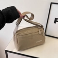 Bolso bandolera de nailon beige con múltiples compartimentos y correa ajustable - Caqui