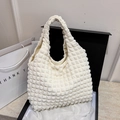 Elegante borsa tote beige a pieghe con trama a bolle in poliestere dal design spazioso - Bianco Sporco