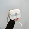 Borsa a sella bianca con stampa serpente ed elegante chiusura a goccia dorata - Bianco