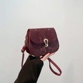 Borsa a tracolla bordeaux con trama a serpente e fibbia a ferro di cavallo oro - Rosso