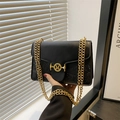 Elegante borsa a tracolla nera con pelle goffrata e fibbia metallica dorata a M - Nero