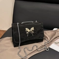 Elegante schwarze Handtasche aus Faltenleder mit silberner Schmetterlingskette für Damen - Schwarz