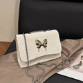 Elegante elfenbeinweiße Umhängetasche mit silberner Schmetterlingsschnalle und Kette - Weiß
