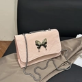 Rosa Schultertasche mit Schmetterlingsdekor und Silberkette im eleganten Damenstil - Rosa