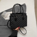 Détail du sac à main en similicuir noir avec motif M gris et ornements dorés - Noir