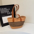 Grande borsa tote bohémien in paglia con strisce nere e manici in pelle marrone - Nero