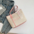 Gevlochten strooien draagtas in beige en roze met Summer-borduurwerk en kanten strik - Roze