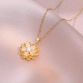 Collier avec pendentif fleur dorée orné de zircons brillants sur tissu en soie rose - Collier de fleurs rotatives en or (X3187-1)