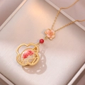 Vintage vergoldete Emaille Lotus Halskette mit rosa Blüten und roter Perle in Schmuckbox - Halskette / Lotus Retro Halskette (X3254)