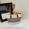 Grande borsa tote bohémien a righe bianche e nere con manici in pelle marrone scuro - Bianco Sporco