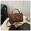Detalle de bolso bandolera vintage con hebilla dorada y correa ajustable - Marrón