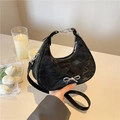 Sac croissant noir minimaliste avec nœud argenté et texture plissée pour femmes - Noir