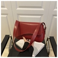 Vue détaillée du sac selle rouge foncé avec bandoulière large et boucle en métal - Rouge