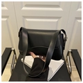 Détail du sac de selle noir minimaliste en similicuir lisse avec boucle dorée - Noir