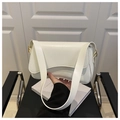 Détail d'un sac à bandoulière en similicuir crème avec sangle large et finition mate - Blanc