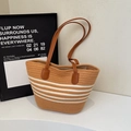Borsa tote intrecciata a righe marroni e bianche con spalline in pelle per la spiaggia - Bianco & Cachi