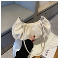 Detalle del bolso de hombro plisado crema con ganchos metálicos plateados elegantes - Blanco
