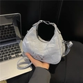 Sac à main croissant argenté avec nœud métallique et texture plissée élégante - Argenté