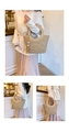 Detail der gewebten Strohtasche mit schwarzen Punkten und weißem Perlenanhänger - Khaki (Ohne Anhänger)