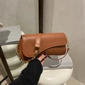 Borsa a tracolla minimalista in pelle caramello stile francese con catena d'oro - Marrone Scuro