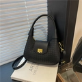 Borsa a gnocco nera a trama intrecciata con chiusura dorata e tracolla regolabile - Nero