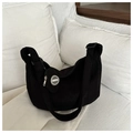 Dettaglio borsa hobo in velluto a coste nero con mini borsellino e tracolla larga - Nero