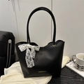 Minimalistische schwarze Tragetasche aus mattem Kunstleder mit Schleife und Golddruck - Schwarz