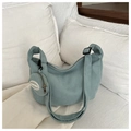 Dettaglio borsa a tracolla azzurra in maglia a nido d'ape con portamonete coordinato - Verde