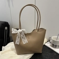 Braune Shopper-Tasche aus Kunstleder mit eleganter weißer Spitzenschleife und Goldakzent - Khaki