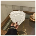 Detalle del bolso de corazón blanco acolchado con cadena dorada y costuras de diamante - Blanco