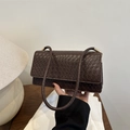 Borsa a tracolla intrecciata color cioccolato con dettagli in metallo dorato - Marrone Scuro