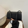 Borsa a tracolla minimalista nera da donna con texture fine e fibbie in metallo dorato - Nero