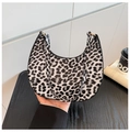 Detail van de hobo-tas met luipaardprint, gouden hardware en zwarte lederen bies - Wit