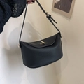 Sac seau femme en cuir noir avec motif litchi, fermoir tournant en métal et bandoulière - Noir