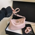 Sac seau en cuir grainé rose avec fermoir rotatif doré et double bandoulière - Rose