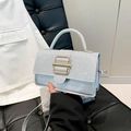 Sac carré bleu et argent pailleté avec boucle dorée et poignée supérieure - Argent