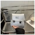 Dettaglio della borsa a tracolla argento metallizzato con doppie fibbie e placca moda - Argento