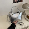 Borsa tote argento metallizzato a pieghe con scritta MEIGE SNUR GOOD e tracolla regolabile - Argento