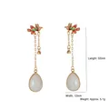 Boucles d'oreilles vintage style chinois avec lotus et pendentifs en jade blanc - Style de Goutte d'Eau Lotus Chinois (E0956)
