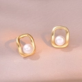 Orecchini geometrici vintage in oro con perla d'acqua dolce naturale su sfondo di seta - Orecchini a Cerchio con Perle Geometriche (E0360)