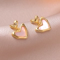 Pendientes vintage de corazón rosa con detalles dorados sobre fondo de seda color champán - Estilo de Corazón Rosa (E1007)
