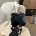 Glänzende schwarze Mini-Umhängetasche in Beutelform mit silbernem Logo und Knotendetails - Schwarz