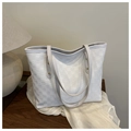 Detailansicht der weißen Karotextur und der goldenen Nietendetails an der Shopper-Tasche - Weiß