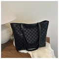 Detail einer schwarzen gesteppten Shopper Tasche mit Lederriemen und Metallnieten - Schwarz