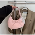 Sac hobo rose mat avec breloque en perles dentelle et nœud sur fond de costume chic - Rose avec pendentif