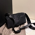 Bolso bandolera cilíndrico negro de tela Oxford con correa ancha de hombro - Negro