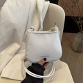 Minimalistische weiße Leder Umhängetasche mit Fashion & Bags Aufdruck und Knotengurt - Weiß