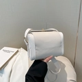 Borsa a tracolla bianca a scatola in pelle grana litchi con cinturino largo e oro metallo - Bianco