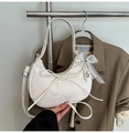Sac demi-lune blanc en daim avec nœud décoratif et pendentif cœur en perles - Blanc avec pendentif