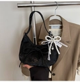 Sac hobo vintage en velours noir avec nœud papillon et breloque en perles - Noir avec pendentif
